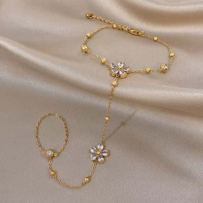 Elegant Five-Petal Flower Inlaid Synthetic Zirconia Bracelet